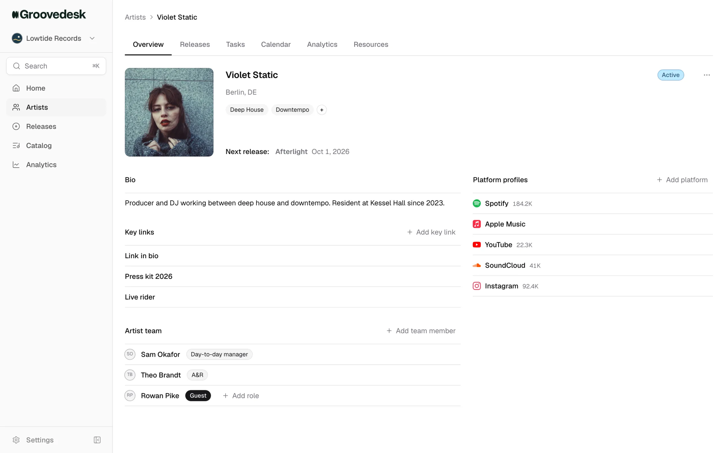 Une page d’artiste dans Groovedesk : biographie, liens clés, équipe de l’artiste, profils de plateformes et date de la prochaine sortie.