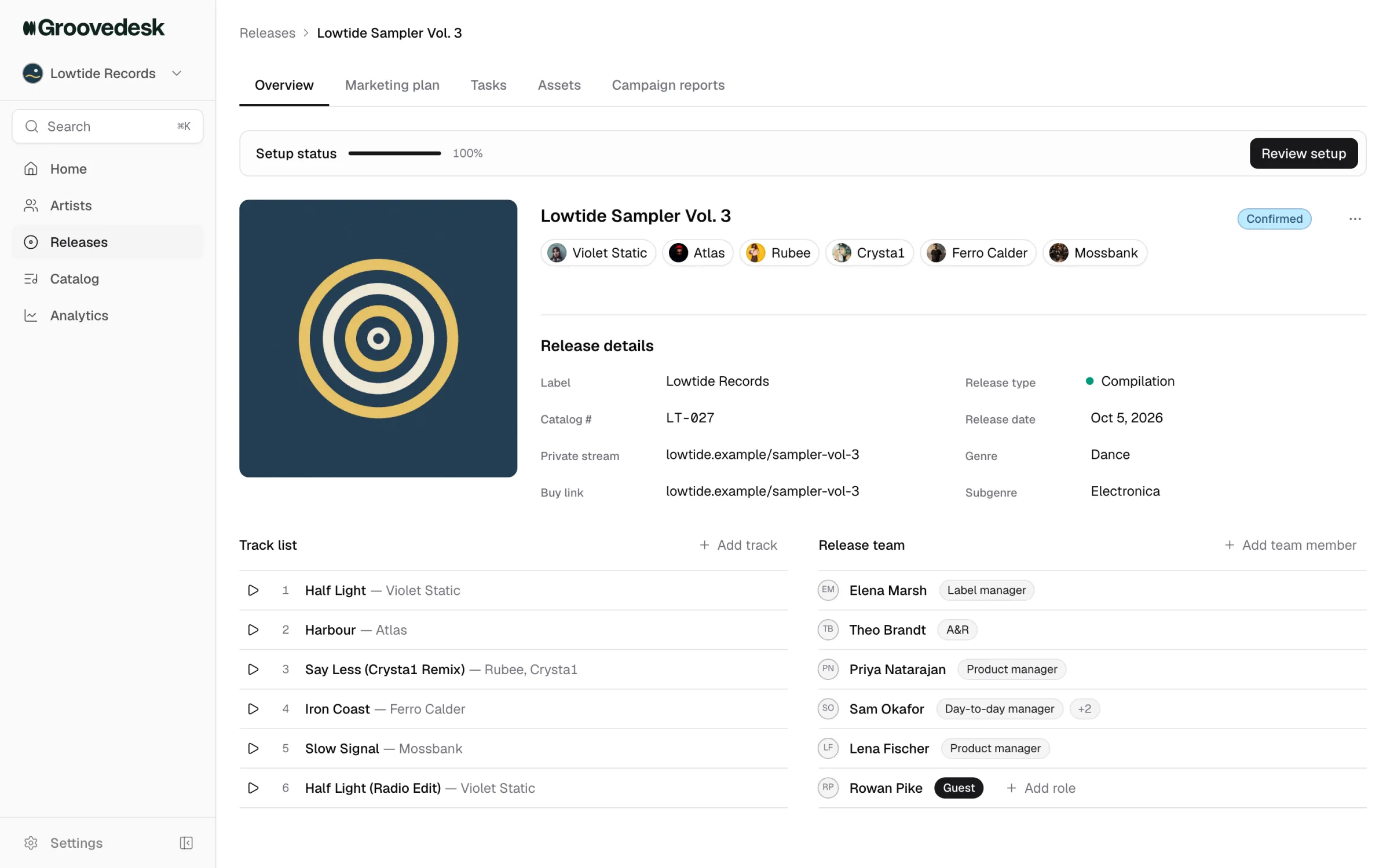 L’aperçu d’une sortie dans Groovedesk : pochette, détails de la sortie, état de la préparation, liste des pistes et équipe de la sortie.